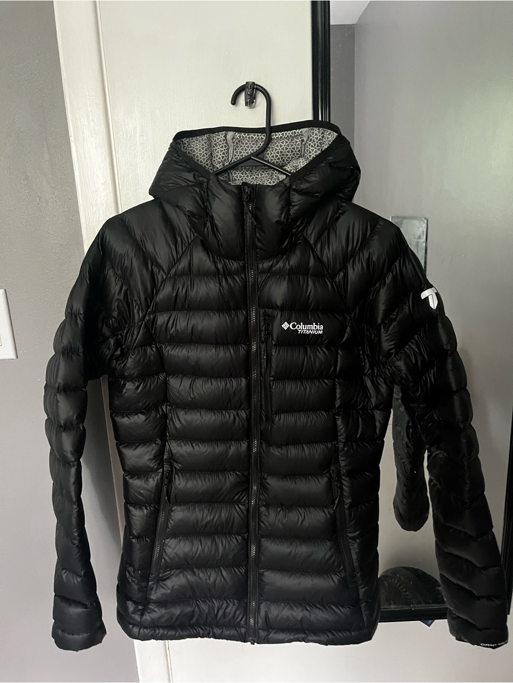 Columbia Women’s Arctic Crest Down Hooded Jacket Black Size Small